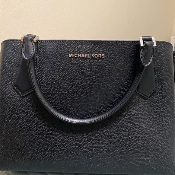 Black Michael Kors Bucket Bag - Picture 6 of 17